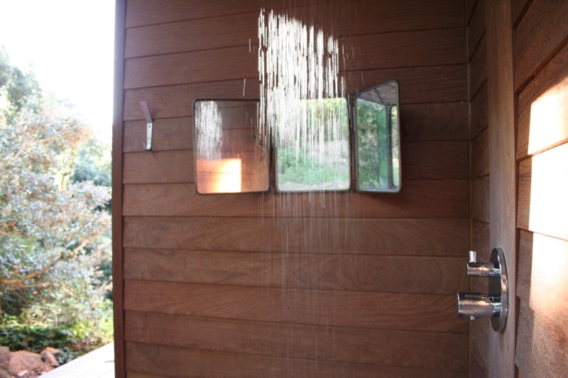 Détail de la douche extérieure en bois
