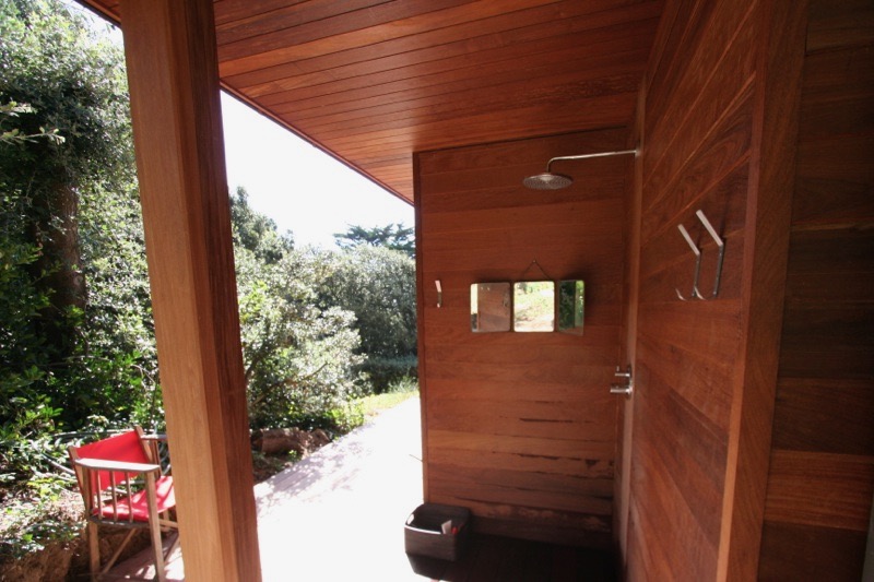 Douche extérieure en bois de La Cana