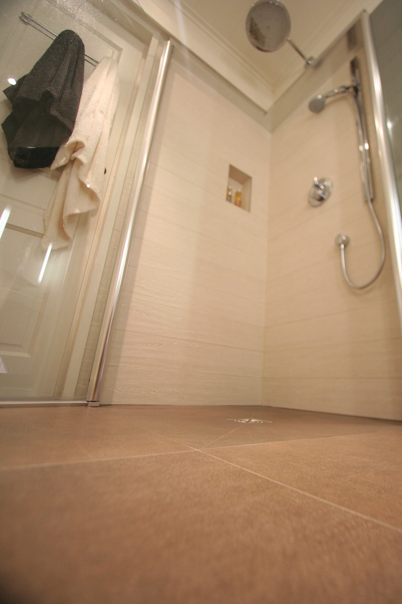 Receveur et robinetterie de la douche intérieure