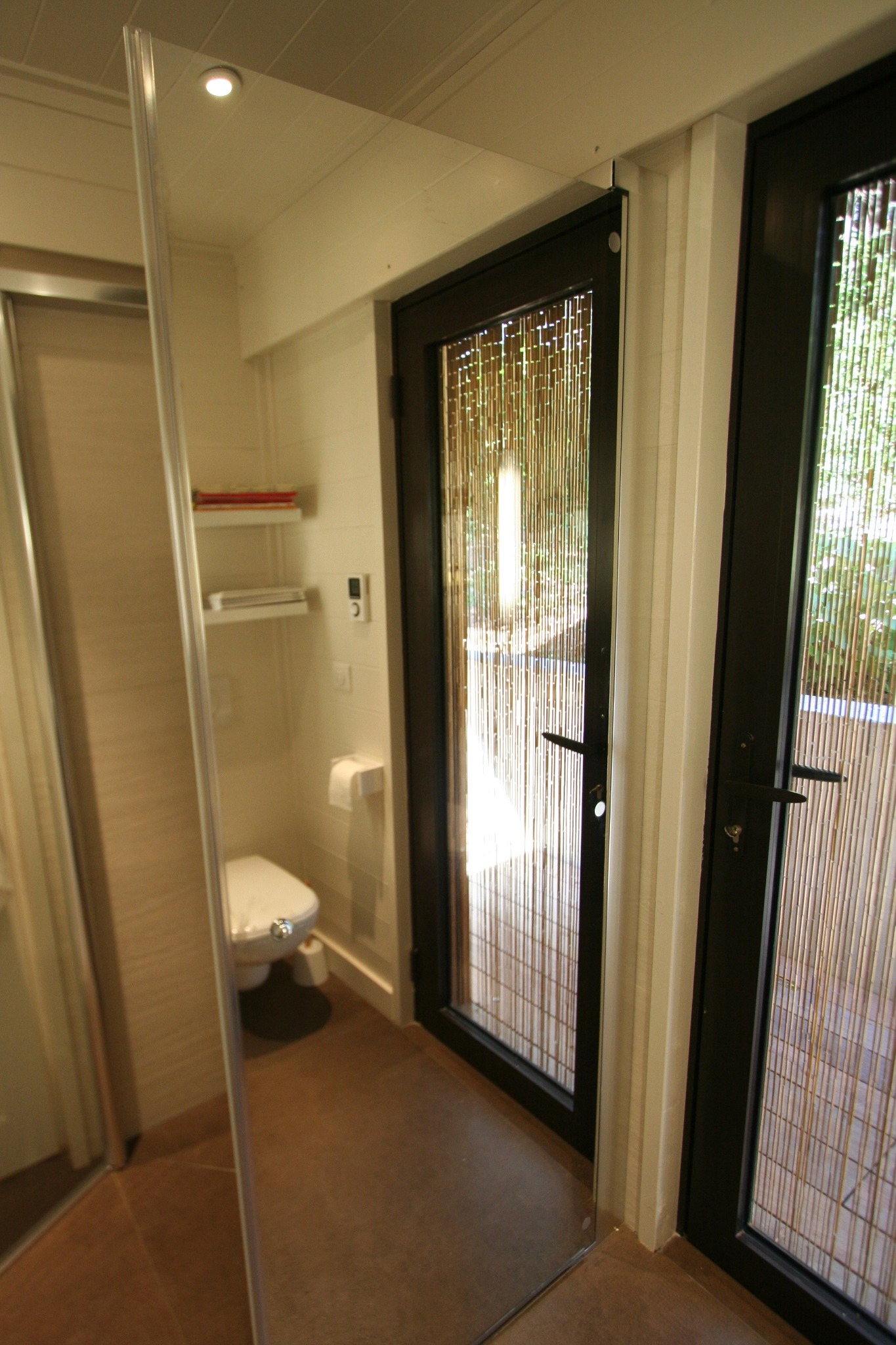 Salle d’eau avec accès direct vers l’extérieur